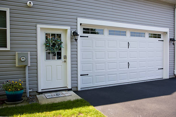 24/7 Emergency Garage Door Panel Replacement experts in Inwood, FL